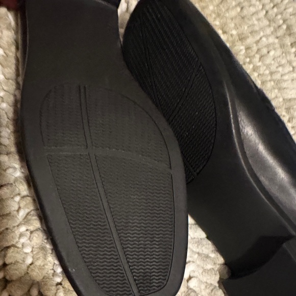 Naturalizer Black Leather Tassel Loafers for Women - Picture 4 of 4